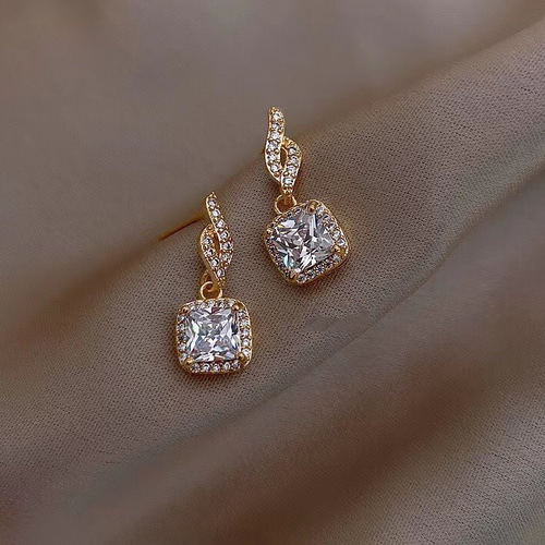 鑑別書付き ピアス 揺れる K18 ゴールド 計2ct クッションカットモアサ  