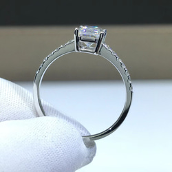 NEW 品質保証 1ctモアサナイト K18YG/PG/WG  鑑別書付き　婚約指輪 エメラルドカット　シンプル 3枚目の画像