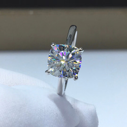 ネザー♡最高級モアサナイト　エメラルドカット　3ストーンリングセット ネザー様専用♡最高級モアサナイト エメラルドカット 3ストーン