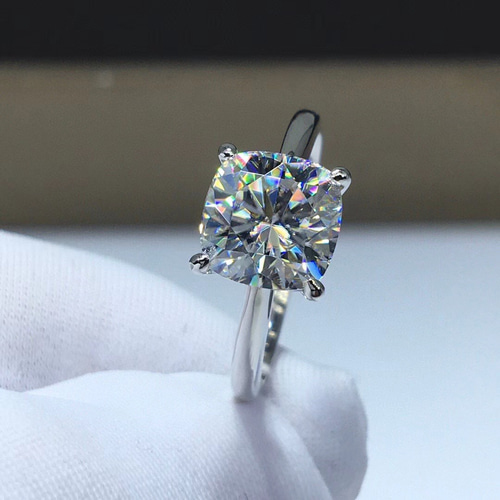 【3カラット】輝くクッションカット　モアサナイト  ダイヤモンドリングk18YG 3カラット】輝くクッションカットモアサナイト ダイヤモンドリングk18YG