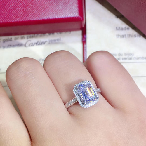 最高級モアサナイトエメラルドカットリング8号