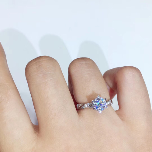 【newデザイン】モアサナイト　ピアス　K18ホワイトゴールド newデザイン】モアサナイト ピアス k18ホワイトゴールド