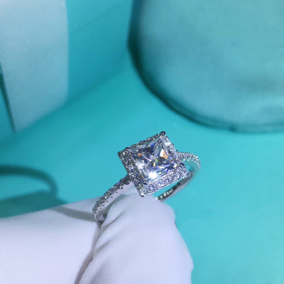 newデザイン】1.5ct 遠慮なく モアサナイト リング k18