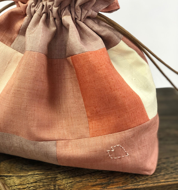 結城紬のパッチワーク巾着　薄紫／ピンク　バッグ　ポーチ　バッグインバッグ　着物リメイク 3枚目の画像
