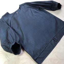 大島紬のプルオーバー　ブラウス　バルーンスリーブ　紺亀甲　着物リメイク　 2枚目の画像