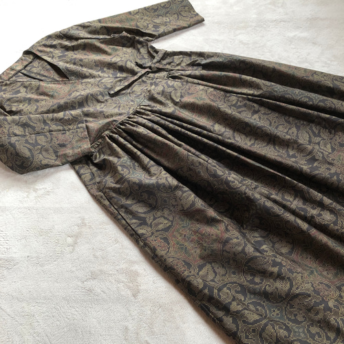 着物リメイク 大島紬(7マルキ)から袖なしカシュクールワンピース アンティーク大島紬のカシュクールワンピース コート 七分袖