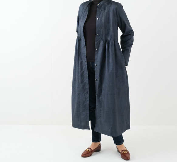 大島紬のピンタックワンピース　シャツワンピース　亀甲紺　未使用の反物から　着物リメイク 1枚目の画像