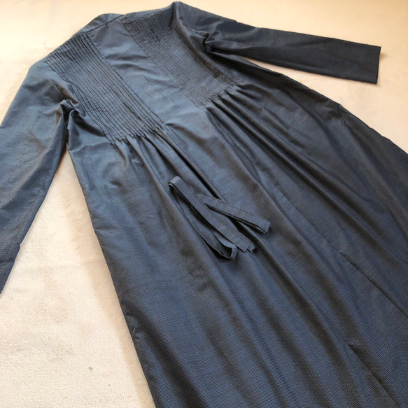 大島紬のピンタックワンピース　シャツワンピース　亀甲紺　未使用の反物から　着物リメイク 6枚目の画像