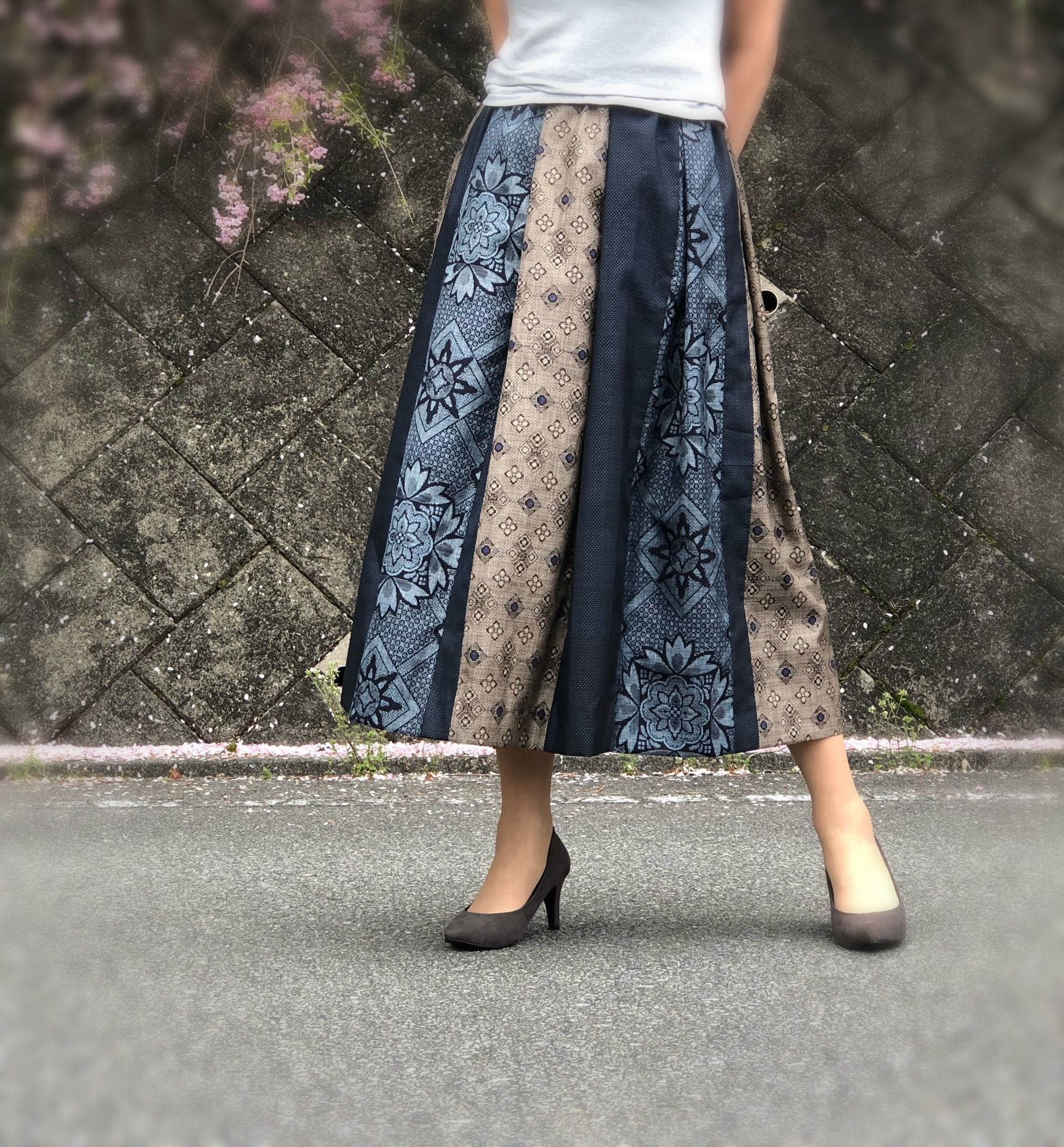 着物リメイク　有松絞りのパッチワークAラインスカート　16枚はぎ　フリーサイズ 着物リメイク 手作り 絣 パッチワーク スカート | iichi 日々の