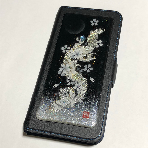 iPhone6,7,8手帳型ケース【昇龍・漆黒】 1枚目の画像