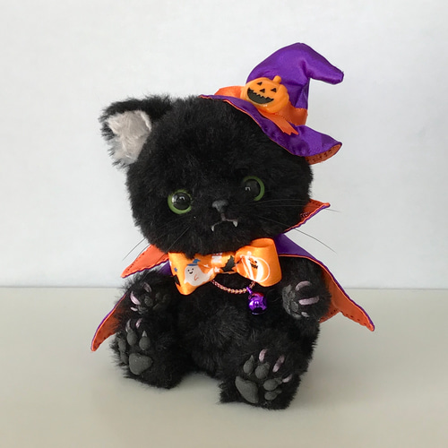 ハロウィン黒マントの白ねこちゃん　Paricoさま　作家　アーティストベア ハロウィン黒マントの白ねこちゃん Paricoさま 作家 アーティストベア