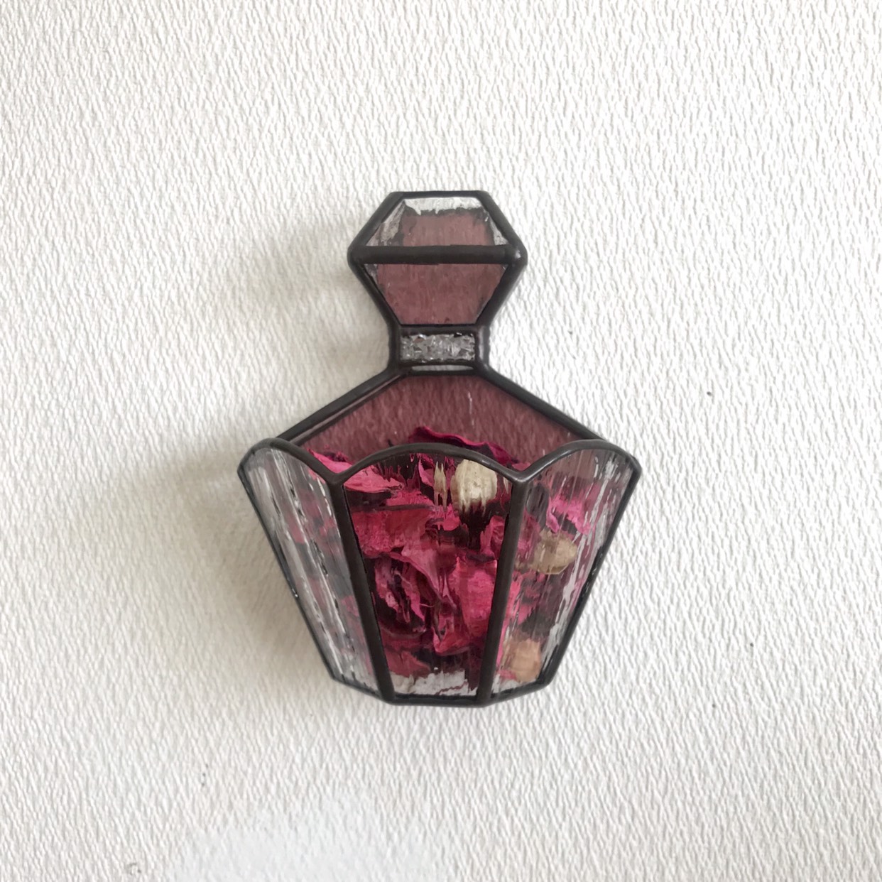 ステンドグラス壁掛け飾り ＊香水瓶＊ワインレッド