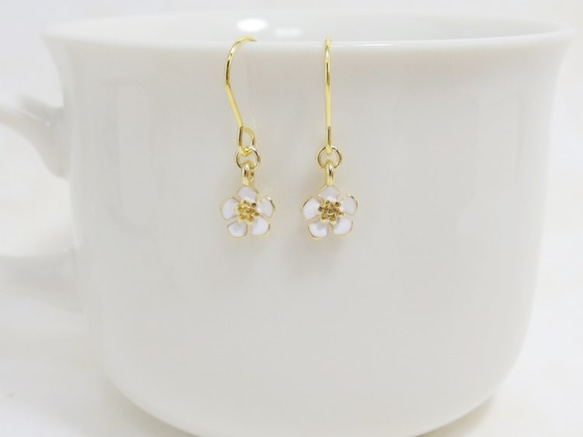 ❤SALE❤*P53***フラワー（白色）☆プチピアス 3枚目の画像