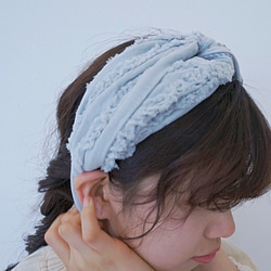 「お出かけ日和のヘアバンド」空色×グレー刺繍 ヘアアクセサリー ヘアターバン ダブルガーゼ 2枚目の画像
