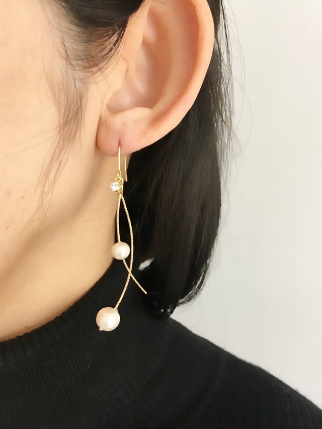 美品 カリーヌパリ　パールピアス まるピアス サージカルステンレスパールピアス(2color) - surgical steel