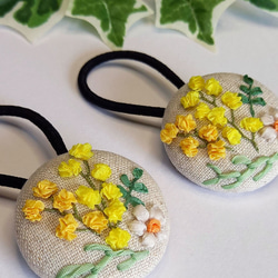 お花の髪飾り　リボン刺繍のくるみボタン　ヘアゴム　ミモザ　２ 3枚目の画像