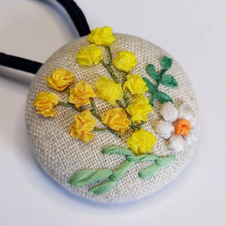 お花の髪飾り　リボン刺繍のくるみボタン　ヘアゴム　ミモザ　２ 4枚目の画像