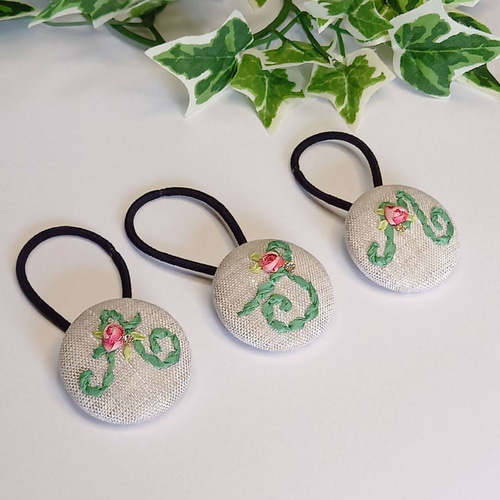 お花の髪飾り リボン刺繍のくるみボタン ヘアゴム イニシャル B ローズ 
