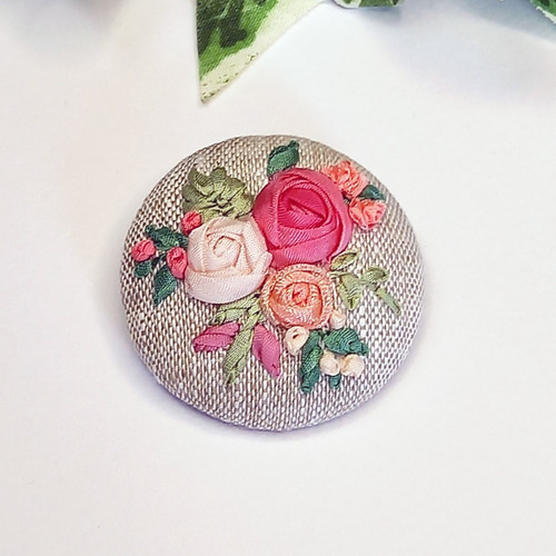 お花のアクセサリー リボン刺繍のくるみボタン ブローチ ローズ