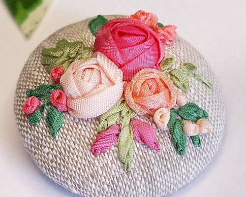 ローズブーケ リボン刺繍ブローチ くるみボタン ハンドメイド 大きめ