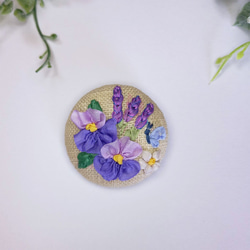 リボン刺繍のブローチ　パンジーとラベンダー　蝶々　ビオラ　＊お花のアクセサリー 1枚目の画像