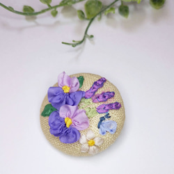 リボン刺繍のブローチ　パンジーとラベンダー　蝶々　ビオラ　＊お花のアクセサリー 2枚目の画像