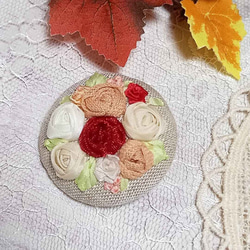 ハンドメイド　リボン刺繍のブローチ　クリスマスイメージB　白～赤　薔薇いっぱい　フラワー 1枚目の画像