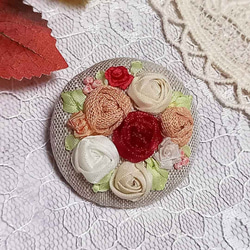 ハンドメイド　リボン刺繍のブローチ　クリスマスイメージB　白～赤　薔薇いっぱい　フラワー 2枚目の画像