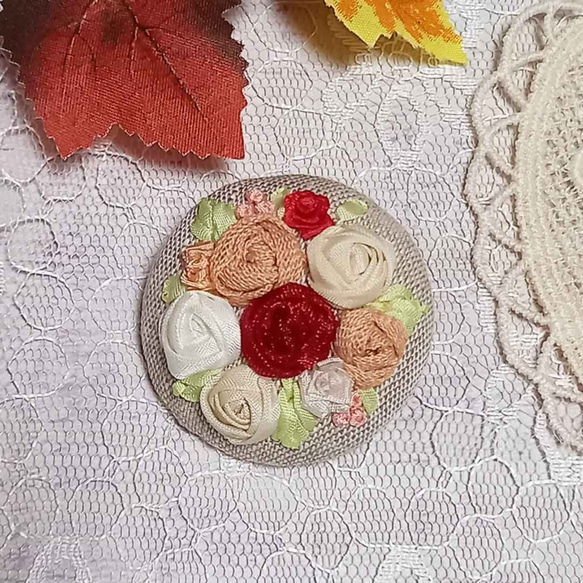 ハンドメイド　リボン刺繍のブローチ　クリスマスイメージB　白～赤　薔薇いっぱい　フラワー 3枚目の画像