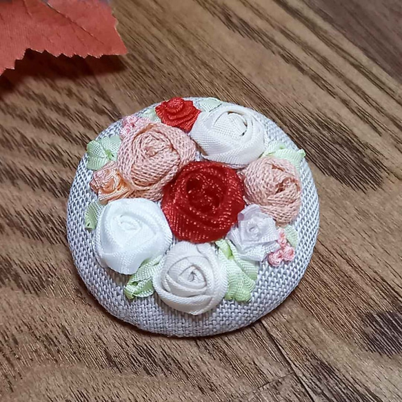 ハンドメイド　リボン刺繍のブローチ　クリスマスイメージB　白～赤　薔薇いっぱい　フラワー 4枚目の画像