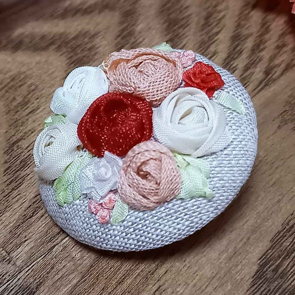 ハンドメイド　リボン刺繍のブローチ　クリスマスイメージB　白～赤　薔薇いっぱい　フラワー 5枚目の画像