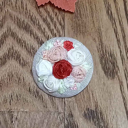 ハンドメイド　リボン刺繍のブローチ　クリスマスイメージB　白～赤　薔薇いっぱい　フラワー 7枚目の画像