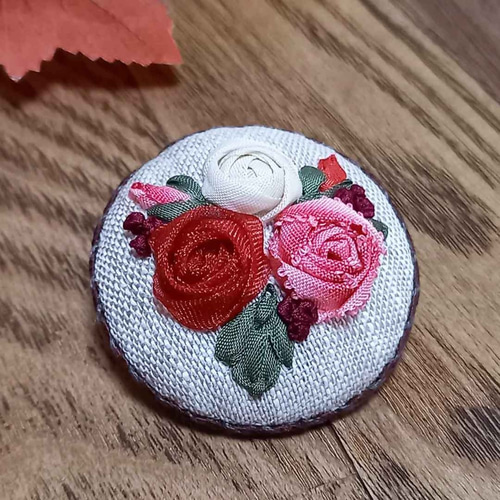 薔薇リース刺繍　ハンドメイド　ブローチヘアゴム　バラ バラの刺繍 ブローチ/ヘアゴム - こげら's GALLERY | minne