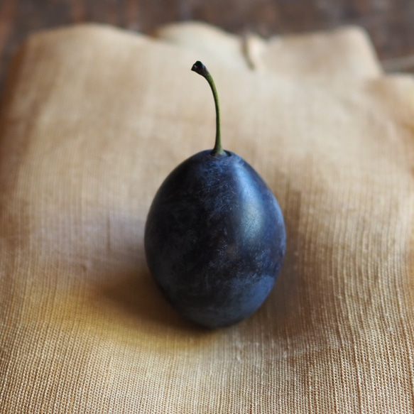 プルーン / 木彫りの野菜や果物 / 楓材 5枚目の画像