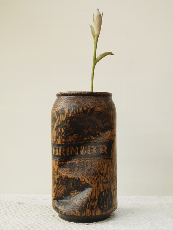 麦酒缶にオオバギボウシの蕾 / 木彫りのオブジェ 3枚目の画像