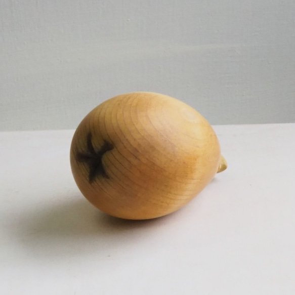 枇杷 / 木彫りの野菜や果物 3枚目の画像