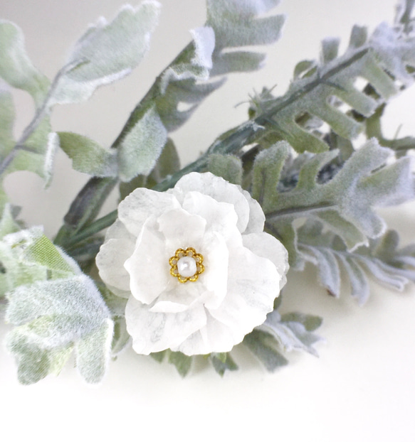 純白の花びら✳︎大きめがかわいい♫お花の指輪 1枚目の画像