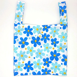 『青と水色のお花柄エコバッグ』 レジ袋型  北欧 折りたたみ コンパクト 軽量 コンビニ袋 母の日 プレゼント 1枚目の画像