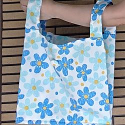 『青と水色のお花柄エコバッグ』 レジ袋型  北欧 折りたたみ コンパクト 軽量 コンビニ袋 母の日 プレゼント 2枚目の画像