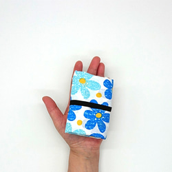 『青と水色のお花柄エコバッグ』 レジ袋型  北欧 折りたたみ コンパクト 軽量 コンビニ袋 母の日 プレゼント 4枚目の画像