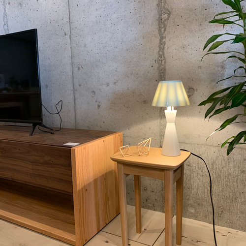 オーク材のサイドテーブル／ナイトテーブル／ベッド横やソファー横に