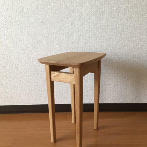 オーク材のサイドテーブル／ナイトテーブル／ベッド横やソファー横に