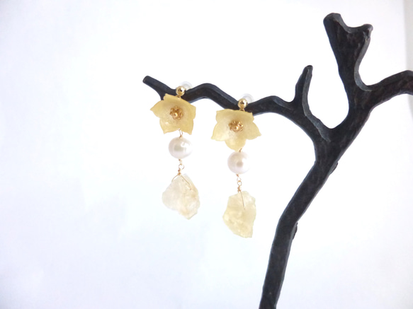 粗切割的黃水晶和花朵耳環 第5張的照片