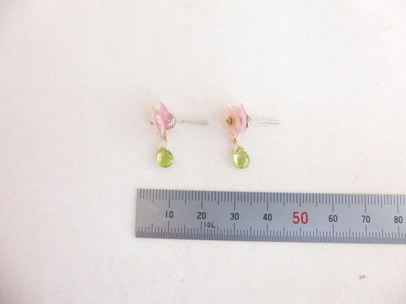 小さな桜とペリドットのピアス・イヤリング 2枚目の画像