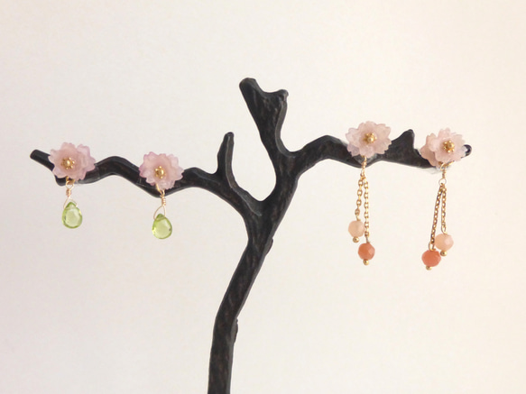 小さな桜とペリドットのピアス・イヤリング 3枚目の画像