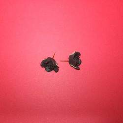 ブラック薔薇のシンプルピアス 6枚目の画像