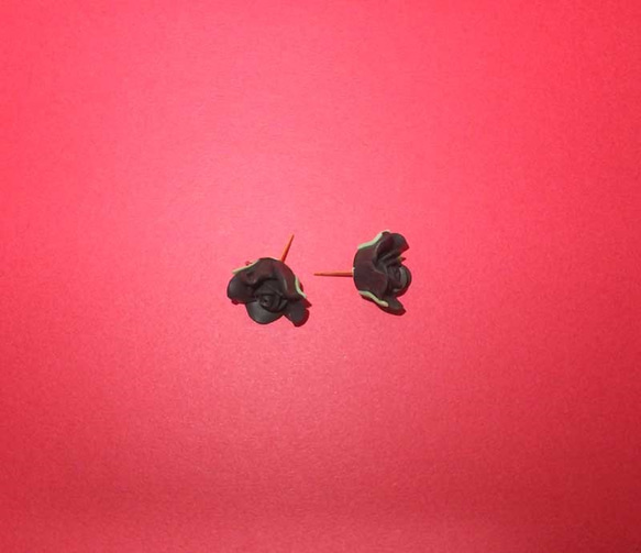 ブラック薔薇のシンプルピアス 6枚目の画像