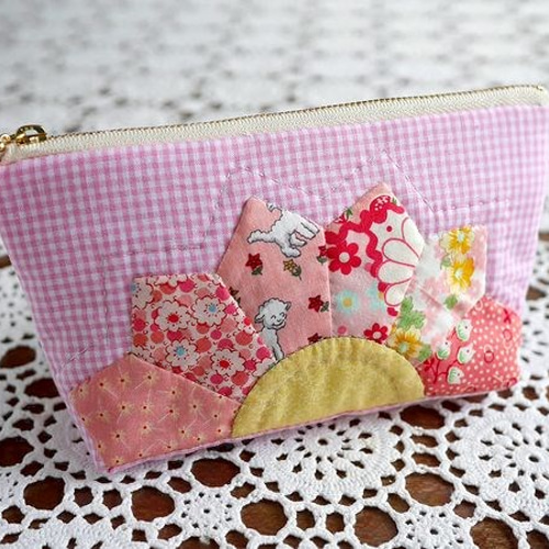 ハローベイビー*パッチワークポーチふた付き*ドレスデン 手作り