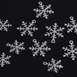 M8836 100個 クリスマスチャーム 雪の結晶 ミックスサイズ 10mm＆13mm カン付き シルバー（100ヶ） 2枚目の画像