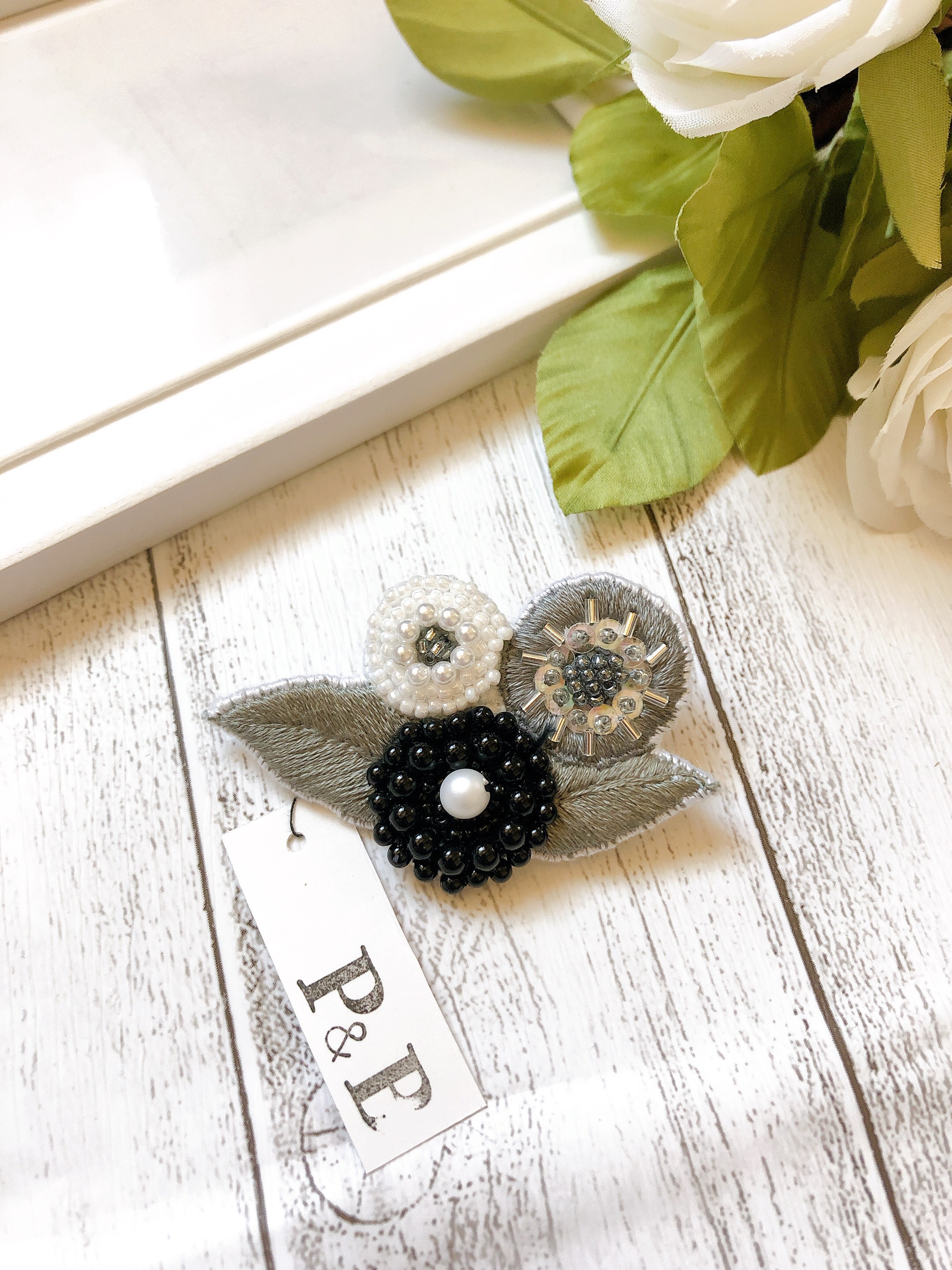 ビーズ刺繍♡駆ける うさぎブローチ - kotorinoatorie | minne
